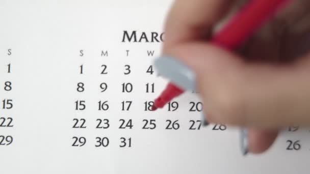 Giorno di cerchio di mano femminile in data di calendario con un marcatore rosso. Business Nozioni di base Wall Calendar Planner e organizzatore. 25 Marzo — Video Stock