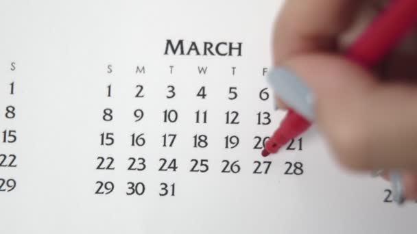 Kobiecy dzień kółka w dniu kalendarzowym z czerwonym markerem. Podstawy biznesu Kalendarz ścienny Planer i Organizator. 27 marca. — Wideo stockowe