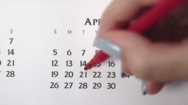 Takvimde kırmızı kalemli bir kadın el çemberi günü. İş Temel Duvar Takvimi Planlayıcı ve Düzenleyici. 21 Mart