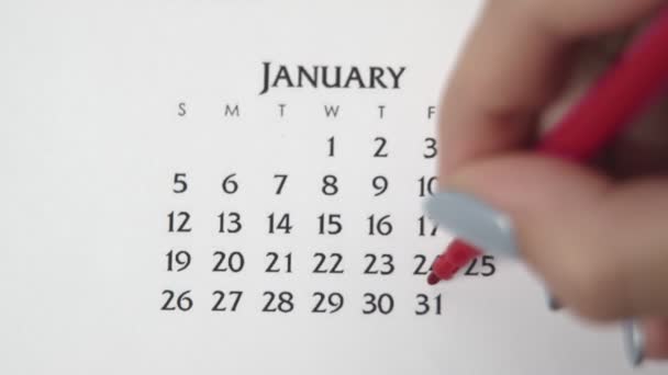 Día de círculo de la mano femenina en la fecha del calendario con un marcador rojo. Conceptos básicos de negocio Wall Calendar Planner and Organizer. 31 DE ENERO — Vídeos de Stock