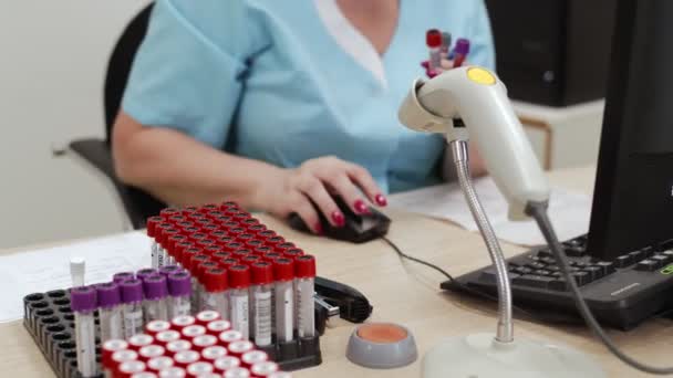 El técnico del laboratorio prepara muestras de orina para el análisis de orina en un dispositivo médico automatizado. Las manos cerca. Pruebas médicas. Equipo de laboratorio de diagnóstico clínico. — Vídeos de Stock