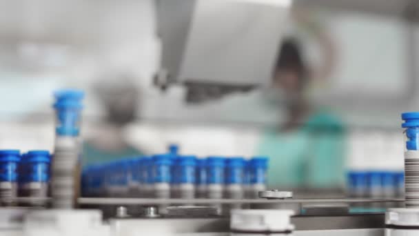 Medische laboratoriumapparatuur tijdens de behandeling, geautomatiseerd apparaat dat bloed, serum, urine en plasmamonsters test. — Stockvideo