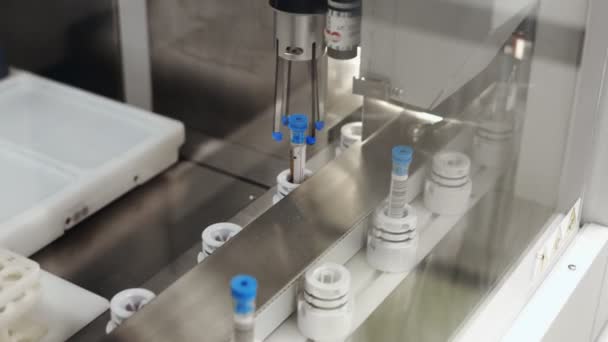 实验室设备、自动化、工作过程中的现代自动化机器、临床化学分析、化学病理学、医学生物化学、体液分析、血液和尿样检测 — 图库视频影像