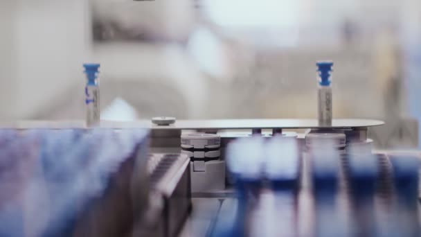 Функціональна медична лабораторія з біохімічним аналізатором в ній — стокове відео