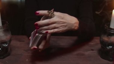 Kadın falcıya yakın dur. Kartları karıştır ve onları geleceğe hazırla.