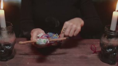 Kadın falcıya yakın çekim korkunç bir büyü ayiniyle vudu bebeğine iğne batırdı.