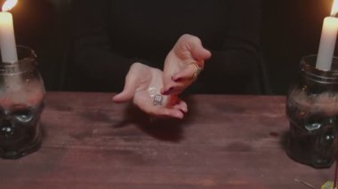 Yaşlı kıdemli kadın falcı falcı sihirli kehanet ritüelleri için zarlar kullanır.