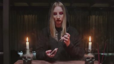 Falcı tarot okuyucusu kartları karıştır ve onları geleceğe hazırla