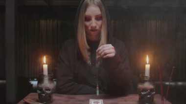 Falcı tarot okuyucu gelecekte mavi sihirli kristal ve tarot caard kullanır.