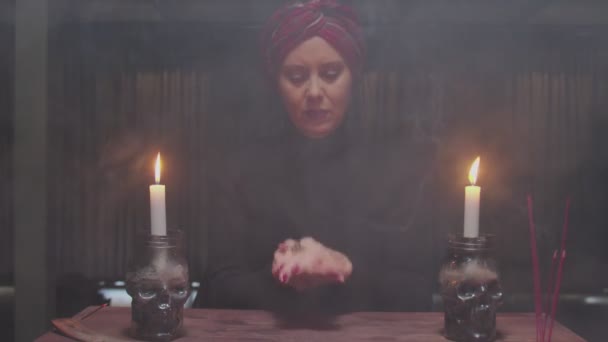 Gamla äldre kvinna spåman använder tärningar till magi spådom spådom berättar ritual — Stockvideo