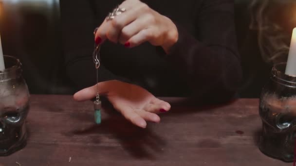 Close-up van vrouw waarzegster maakt gebruik van een blauw magisch kristal naar de toekomst vertellen ritueel — Stockvideo