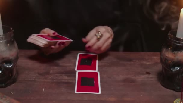 CLose up de diseuse de bonne aventure femme plaçant des cartes dans l'ordre comme rite mystique puis les faire tourner et lire l'avenir. — Video