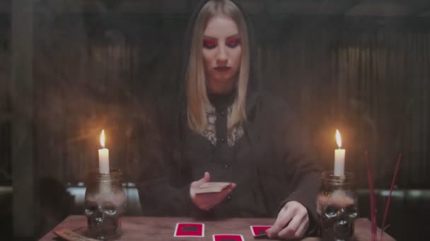 Fortune teller tarot Reader розміщує карти в порядку як містичний обряд, а потім обертає їх і читає майбутнє . — стокове відео