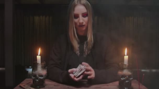 Fortune teller tarot lezer schudt de kaarten en hen voor te bereiden op de toekomst vertellen — Stockvideo