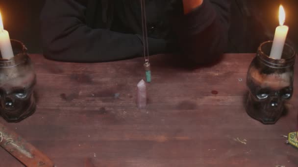 Detailní záběr věštkyně tarot čtenář používá modrý magický krystal a tarot caard v budoucnu vyprávění rituálu — Stock video