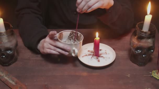 Gros plan de sorcière diseuse de bonne aventure tient tasse de café et de lire le destin — Video