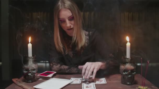 Jovem bruxa cartomante feminina usa tarô cartão, dados e tablet para ler o futuro — Vídeo de Stock