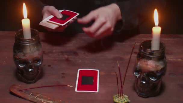 Close up de misterioso feiticeiro cartomante masculino usa cartão de tarô e telefone para ler o futuro — Vídeo de Stock