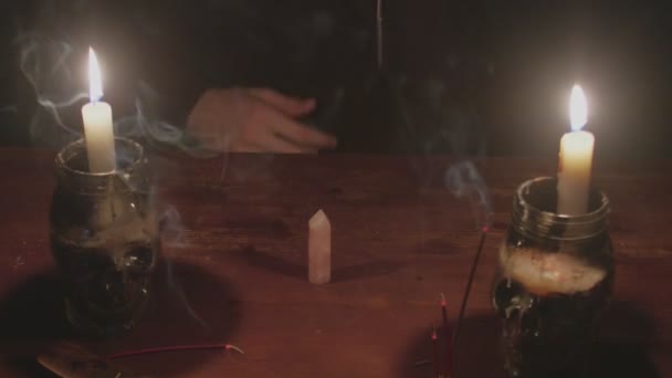 Primo piano di misterioso mago indovino maschio ruota filo di cristallo rotondo sul tavolo nel rituale mistico — Video Stock