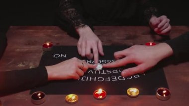 Üç el Ouija tahtası Ruh Oyunu kullanıyor