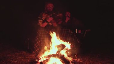 Ormanda şenlik ateşiyle harika bir çift.