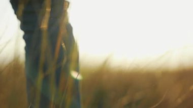 Tanımlanamayan bir çift dışarıda kameradan kaçıyor.