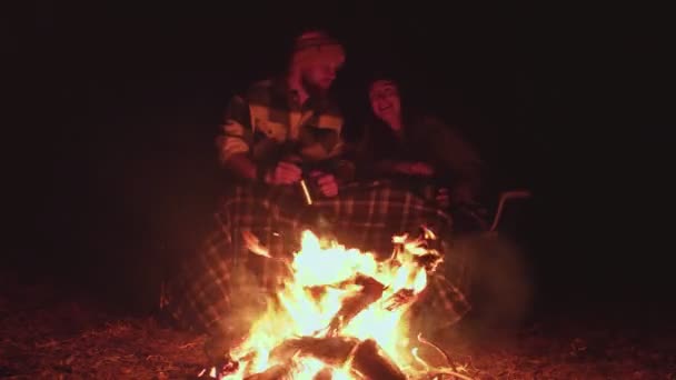 Прекрасна пара разом з багаттям у лісі — стокове відео
