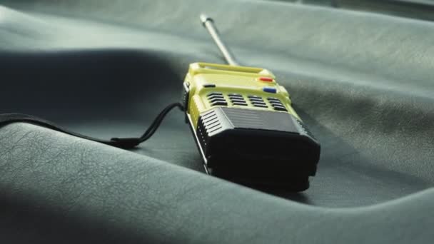 Een gele vintage walkie-talkie ligt in de auto — Stockvideo