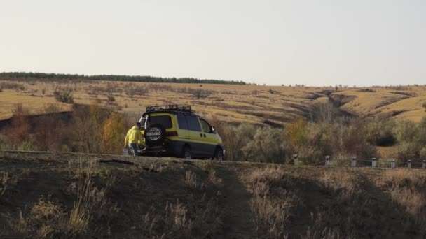 Jeune homme barbu hipster mettre quelque chose dans le coffre camping-car et prêt pour le voyage sur la route — Video