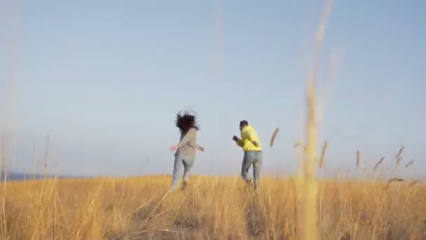 Fiatal boldog pár szórakozni együtt elfogy a kamera a szabadban — Stock videók