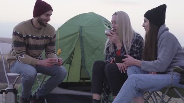 Jeunes amis heureux campeurs assis près de la tente et la voiture et parle — Video