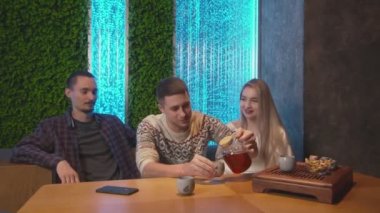 En iyi üç arkadaş geleneksel kafede Çin çayı içerler.