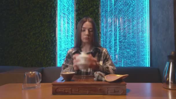 Front view of young woman tests smell, checks the quality and color of chinese tea. Traditional eastern chinese tea ceremony. — Stock Video