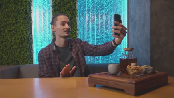 3.小伙子在中国茶馆里用手机记录下自己的故事 — 图库视频影像