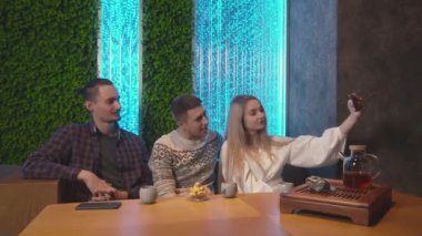 En iyi üç arkadaş geleneksel Çin çay kafesinde selfie çekiyor.