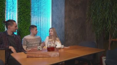 Geleneksel Çin Çay Kafesi 'nde en iyi beş arkadaş tanışıyor.