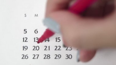 Takvimde kırmızı kalemli bir kadın el çemberi günü. İş Temel Duvar Takvimi Planlayıcı ve Düzenleyici. 20 Nisan