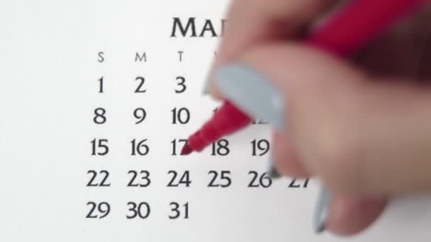 Día de círculo de la mano femenina en la fecha del calendario con un marcador rojo. Conceptos básicos de negocio Wall Calendar Planner and Organizer. 24 de marzo — Vídeos de Stock