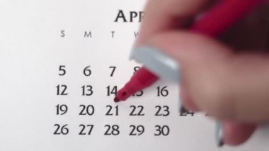 Takvimde kırmızı kalemli bir kadın el çemberi günü. İş Temel Duvar Takvimi Planlayıcı ve Düzenleyici. 21 Mart