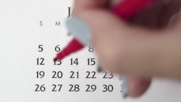 Weiblicher Handkreistag im Kalenderdatum mit roter Markierung. Business Basics Wall Calendar Planer und Organisator. 27. Januar — Stockvideo