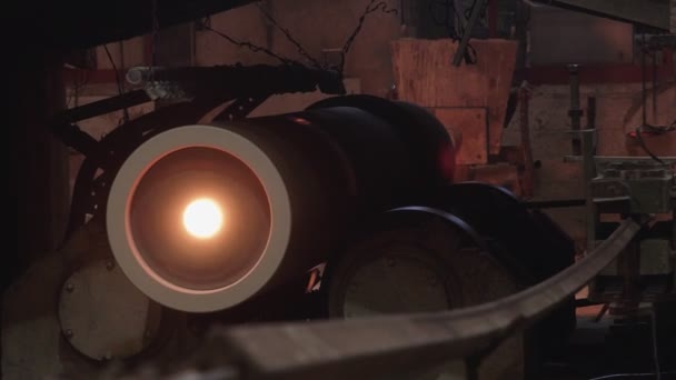 Rotating tube with melting metal in the factory — Stock Video