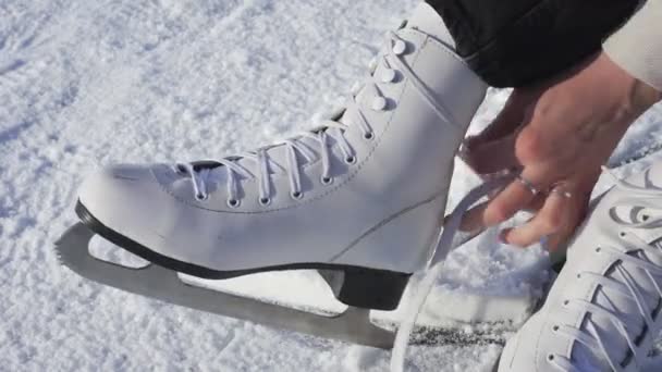Close up de mulher está amarrando uma figura branca patins ao ar livre — Vídeo de Stock