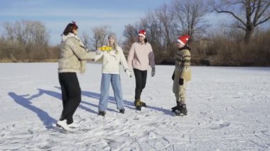 Genç arkadaşlar buz pateni giyer. Donmuş gölde iyi eğlenceler.