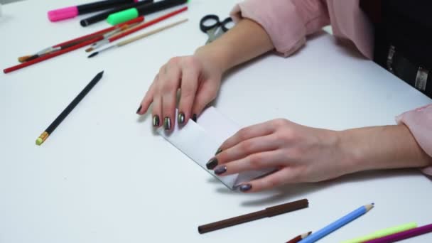 Top view nő tett egy borítékot rajzolt egy szív rá az asztalnál — Stock videók