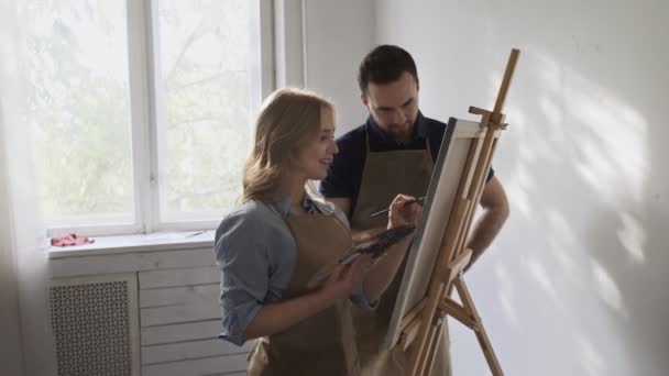 ハッピーカップルは、アートスタジオで絵を描く上でペイント — ストック動画