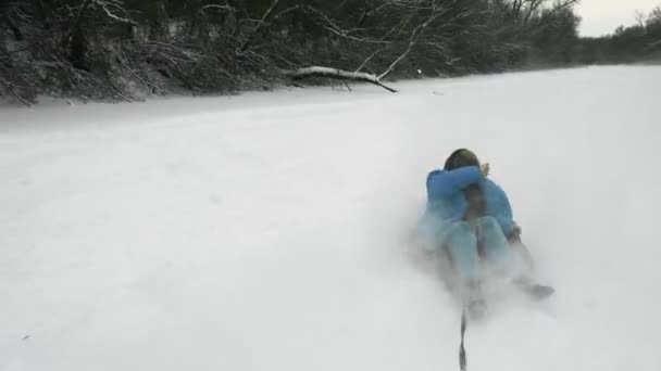 Glad ung kvinna ridet på snowtube bakom ATV Quad cykel — Stockvideo