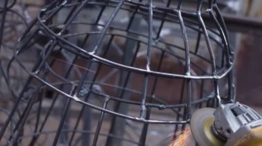 Yetenekli Sanatçı Metal Heykel Yaparken Bir Disk Öğütücü Kullanıyor