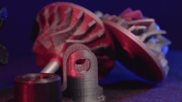 Ersatzteile für Werkzeugmaschinen in Fabriken, gedruckt auf 5D-3D-Druckern. Teile für faFused Deposition Modeling, 3D-Drucker, der ein Objekt aus Kunststoff druckt. — Stockvideo