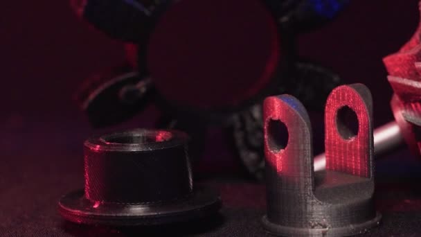 Ersatzteile für Werkzeugmaschinen in Fabriken, gedruckt auf 5D-3D-Druckern. Teile für faFused Deposition Modeling, 3D-Drucker, der ein Objekt aus Kunststoff druckt. — Stockvideo