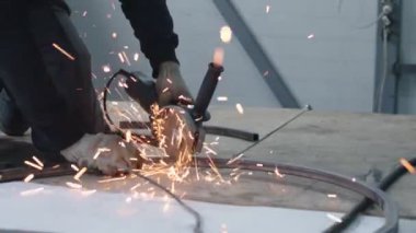 Yetenekli Sanatçı Metal Heykel Yaparken Bir Disk Öğütücü Kullanıyor